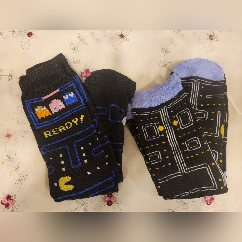 NWT 2 pair Pac Man socks bundle. 2 pair of gaming crew socks. Pick ur pa…